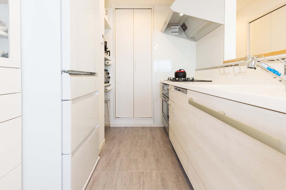 収納と動線を配慮したキッチン