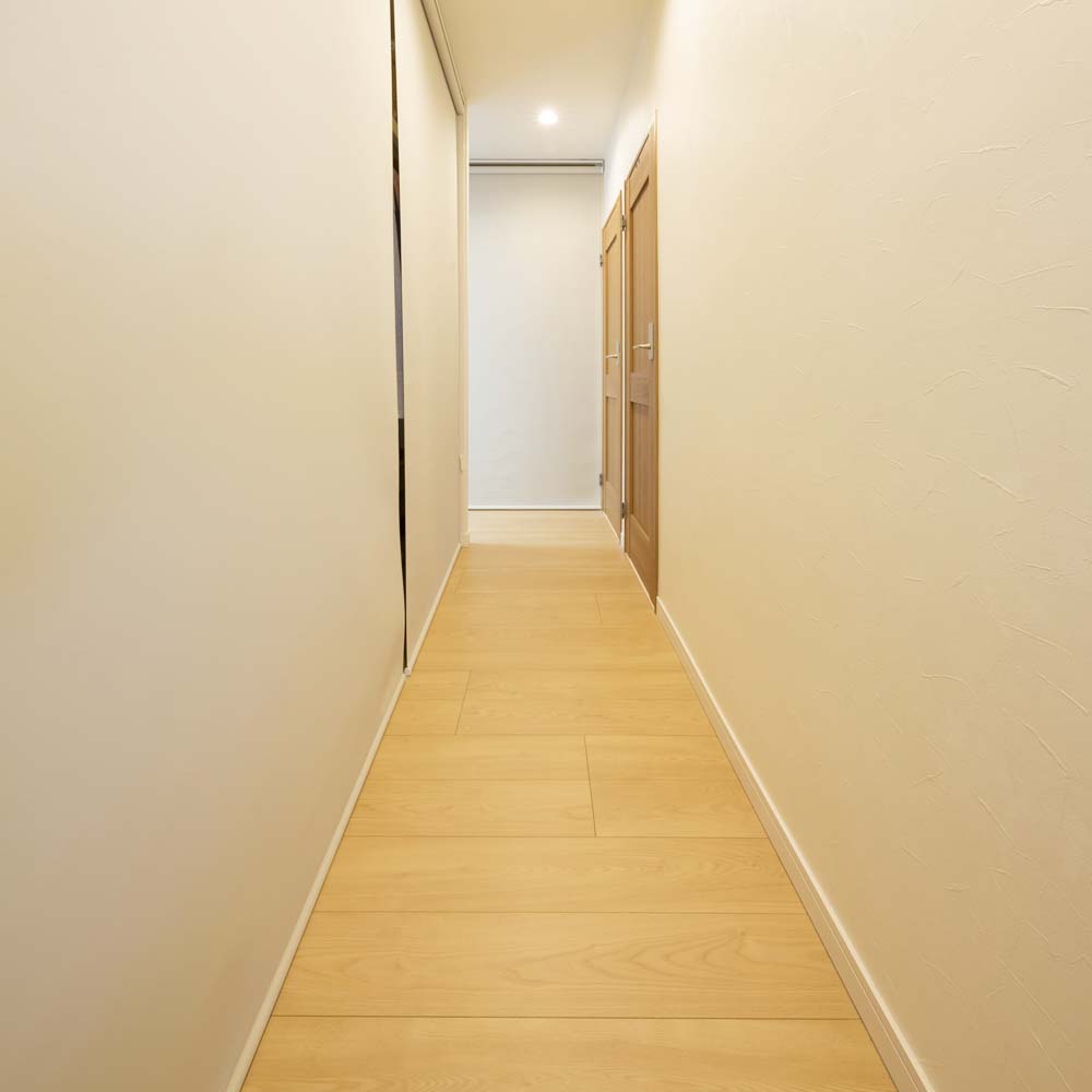 廊下の壁面に収納スペースを設置
