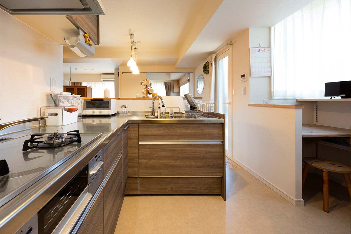 キッチンに書類をしまえるスペースを設置