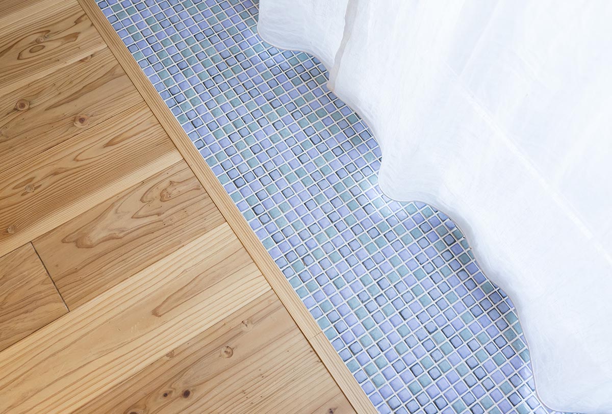 タイルの敷かれたフローリング