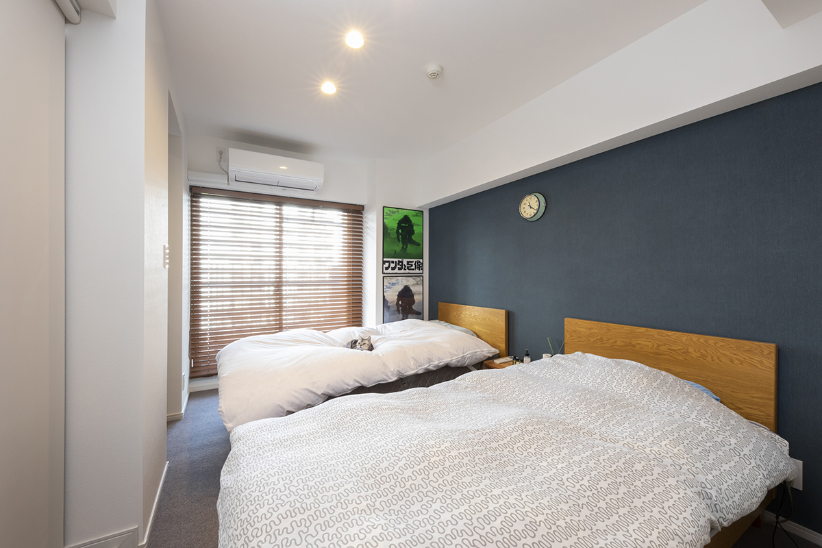 ウォークスルークローゼット付きの大きな寝室