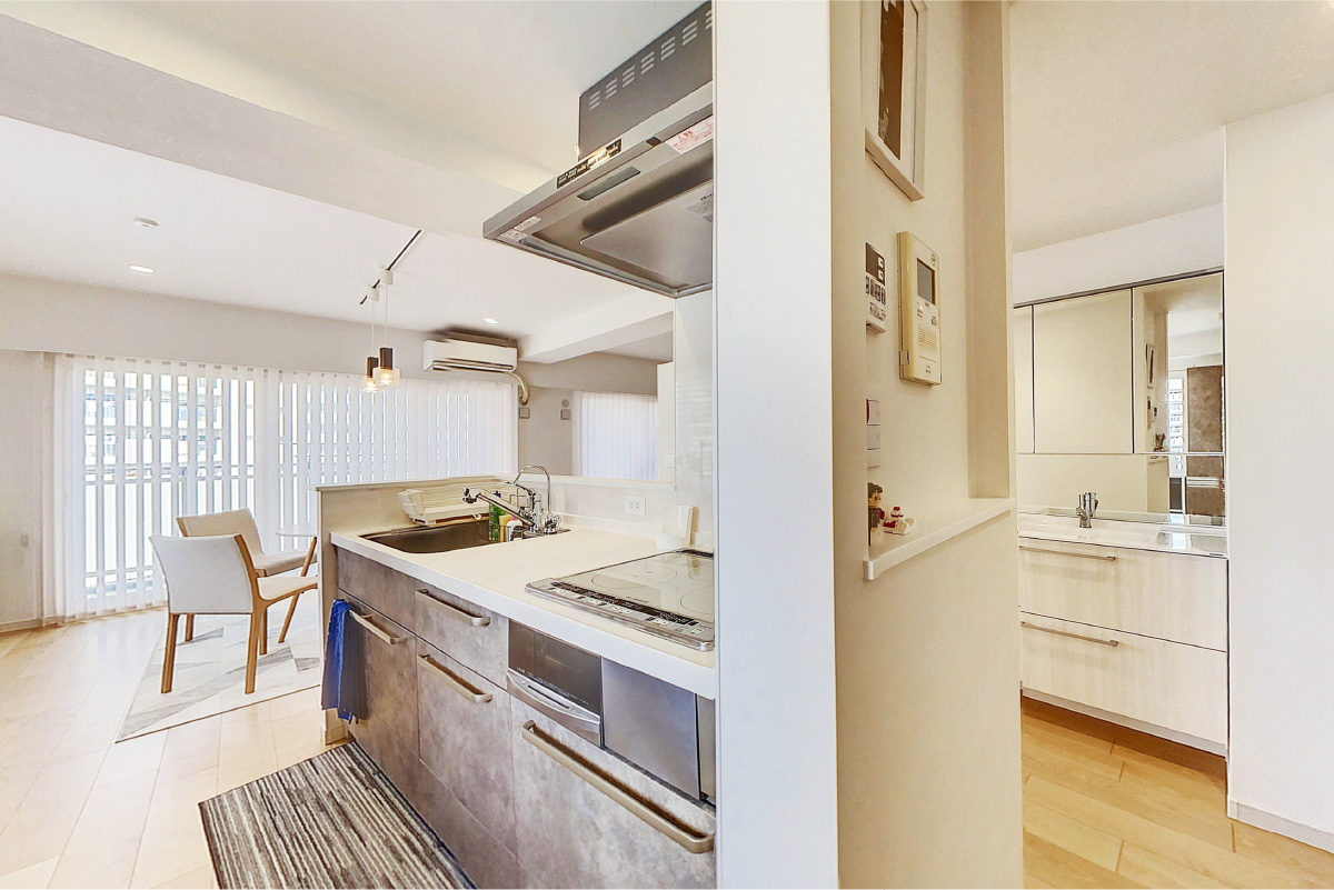 玄関からバルコニーまでぐっと心地よく広がった。