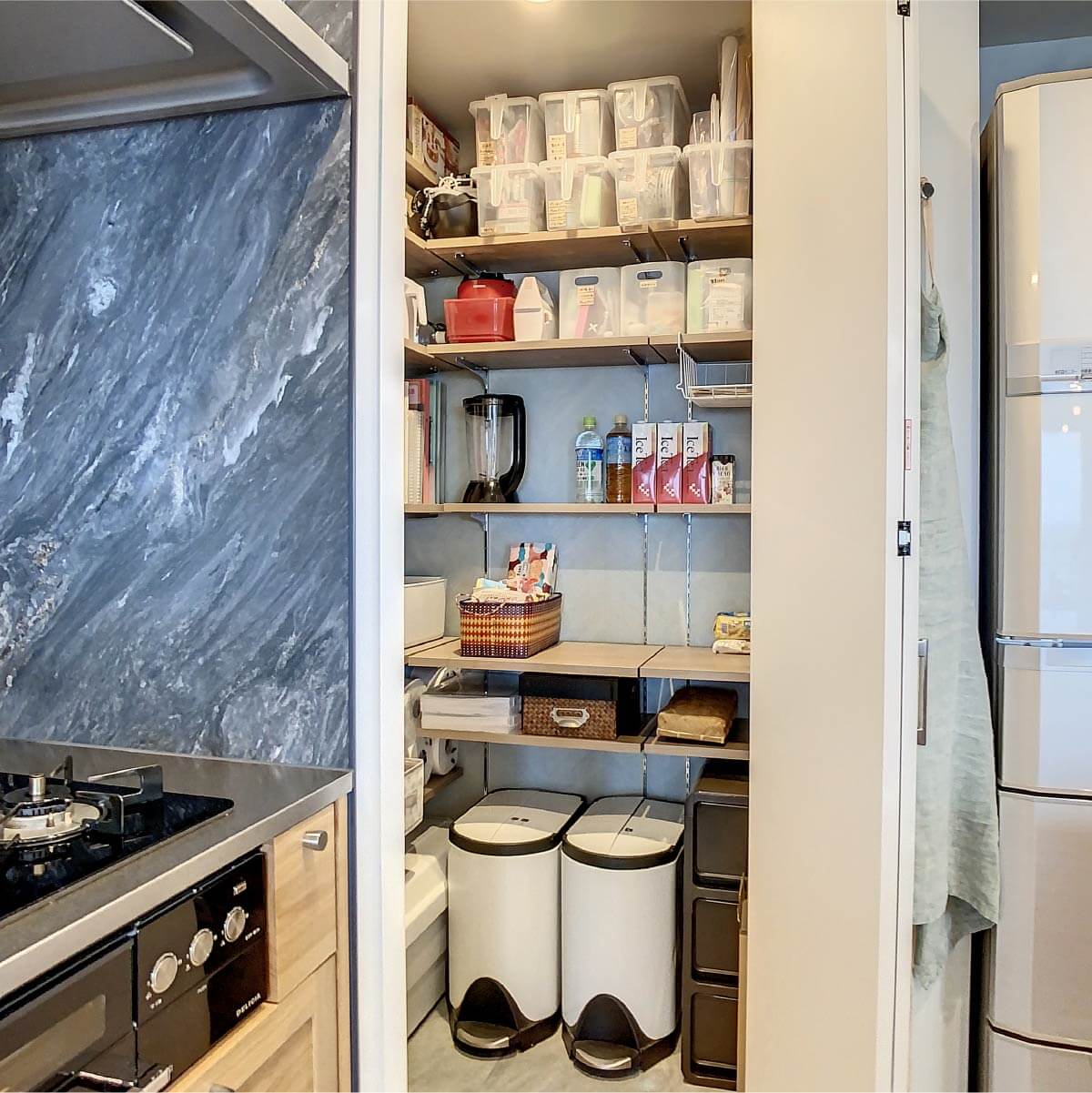 コンロ横のスペースを無駄なく有効活用したパントリー