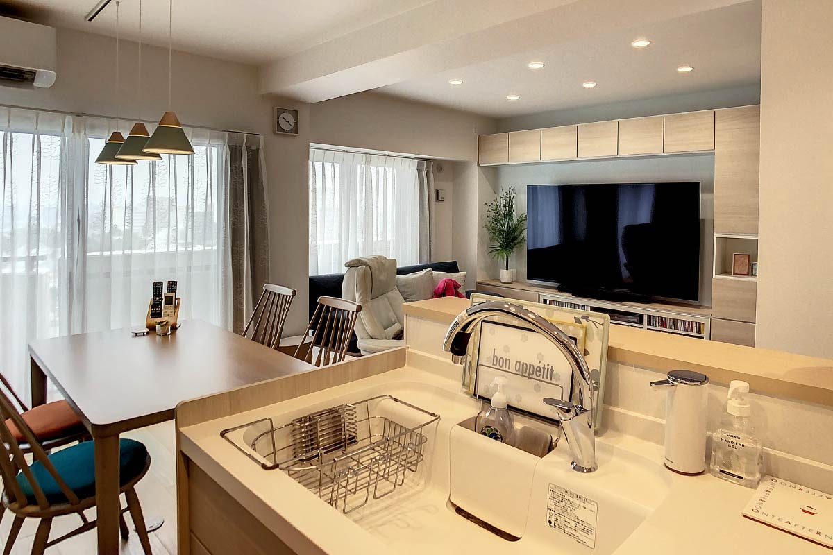 キッチンに立ったとき、視線の先には大きなテレビが現れます